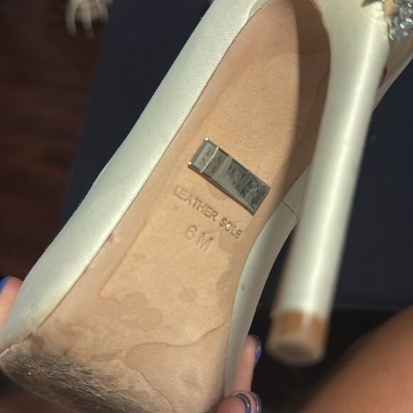 Elegant Cream Stiletto Heels Crystal Embellishments BADGLEY MISCHKA - Picture 4 of 7